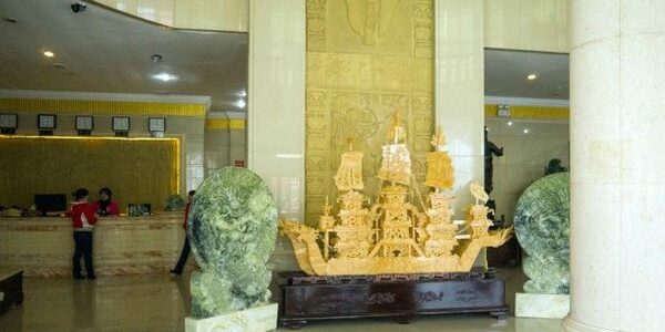 Скульптуры из дерева в холле